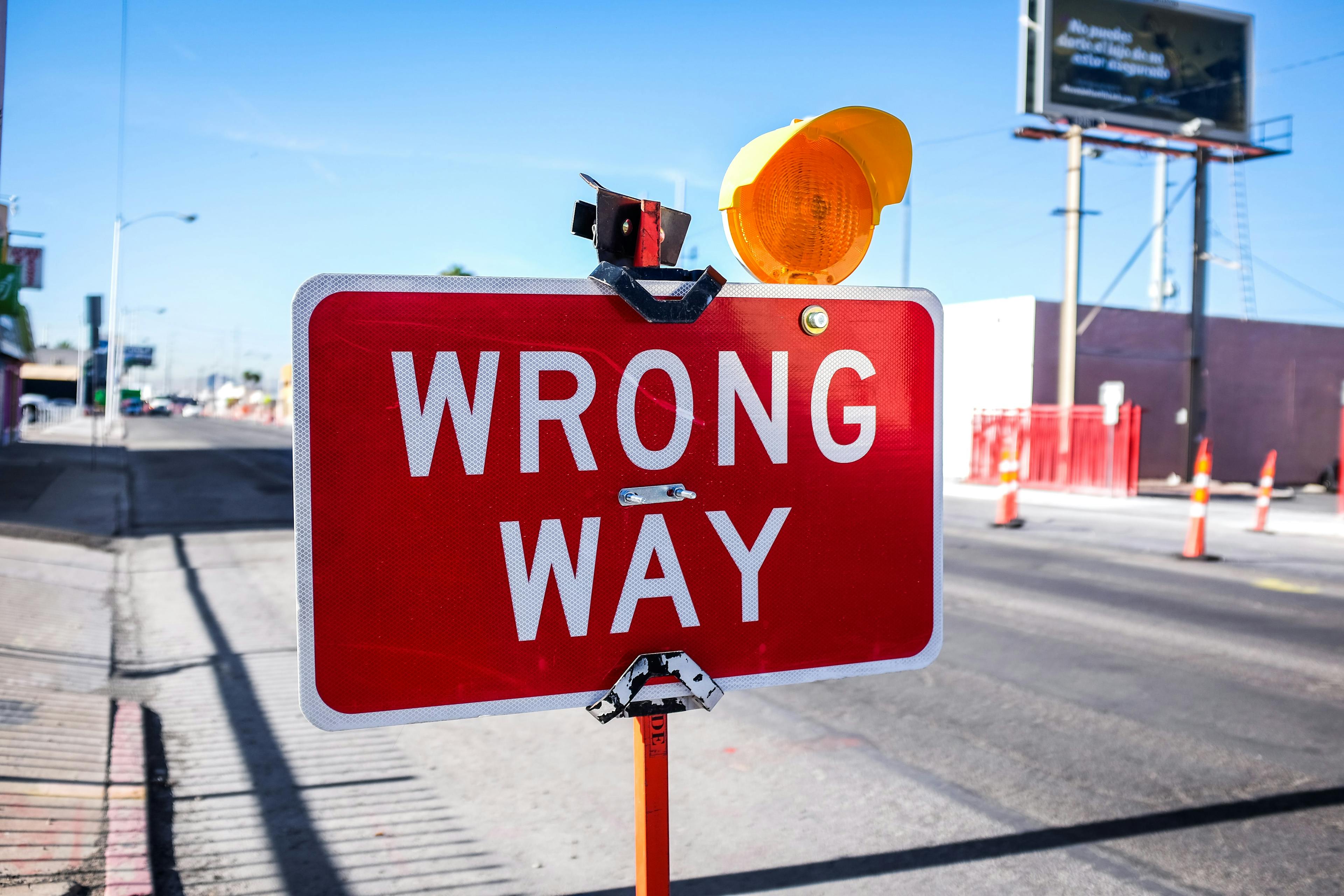 A road sign saying Wrong way.